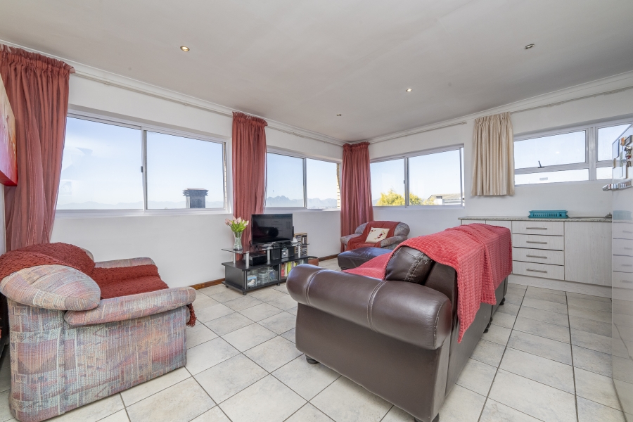 4 Bedroom Property for Sale in Uitzicht Western Cape